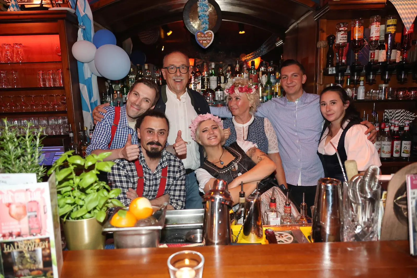 Mitarbeiter und Gäste beim Oktoberfest 2026 an der Bar