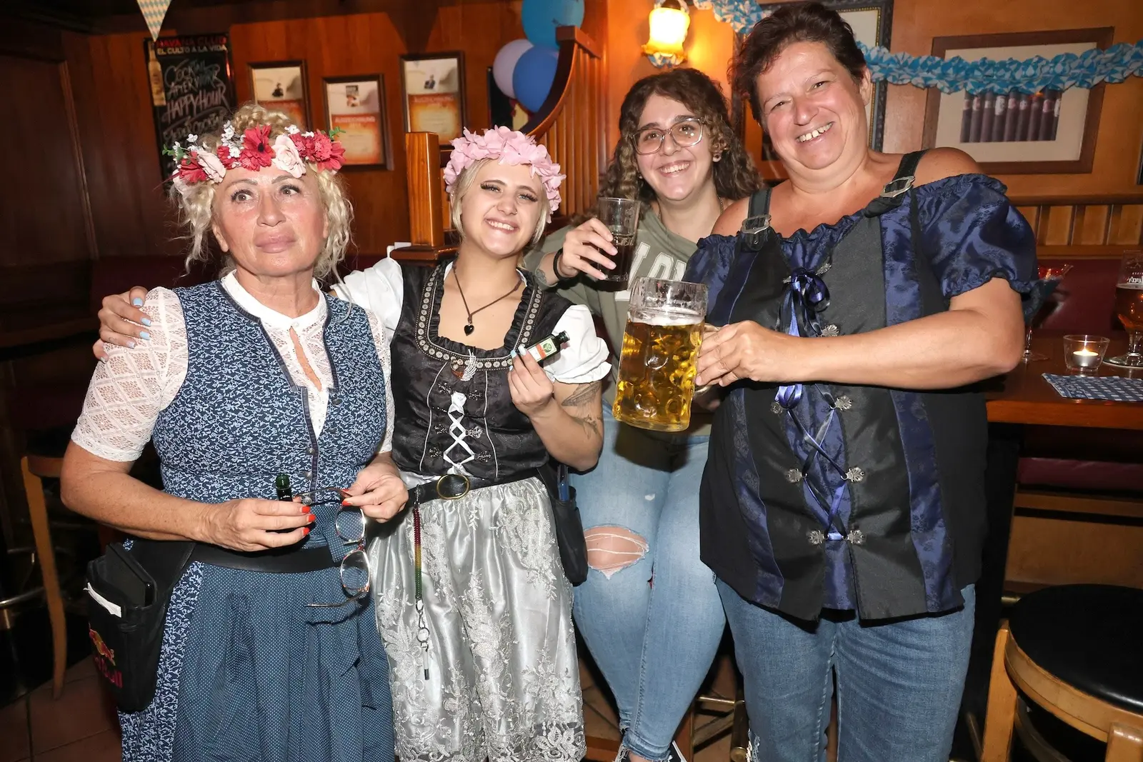 Besucherinnen in Tracht beim Oktoberfest im MABEL'S