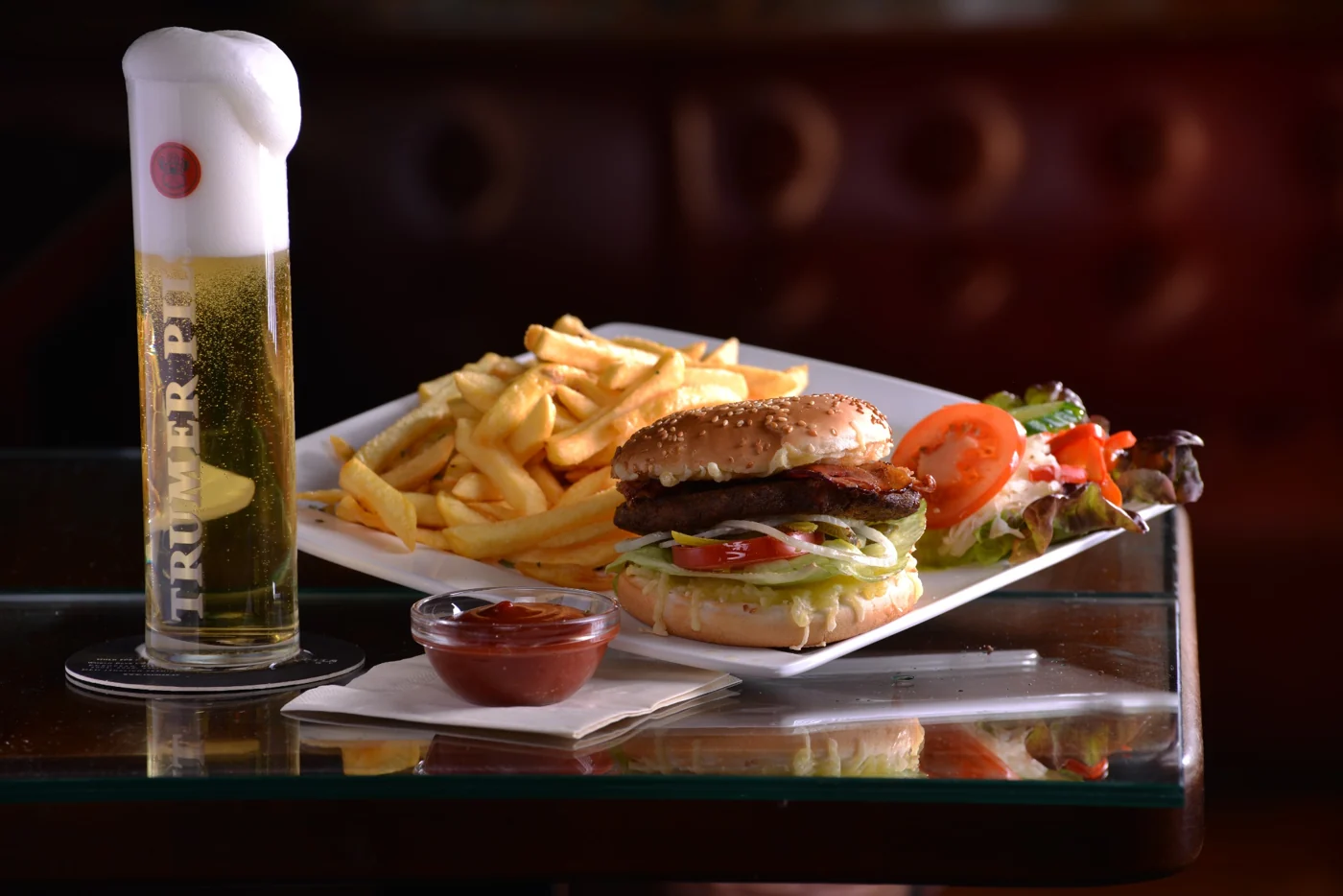 MABEL'S Special Burger mit Pommes und einem Trumer Pilsner