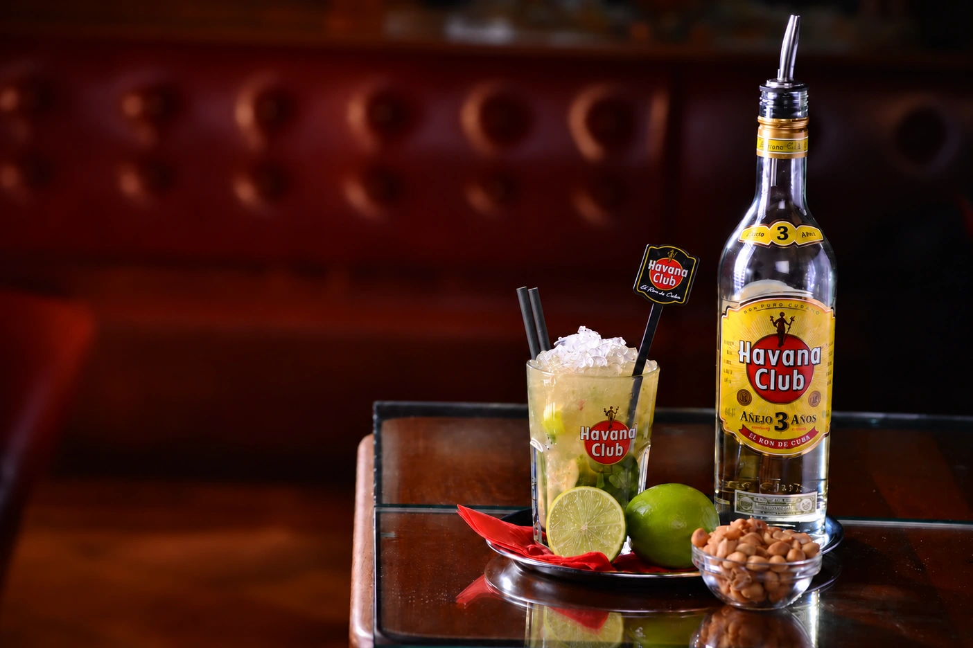 Mojito mit Minze, Limette und einer Flasche Havana Club