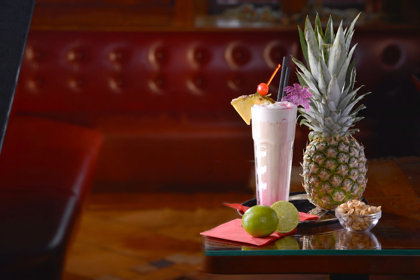 Cremige Strawberry Colada mit Ananasgarnitur