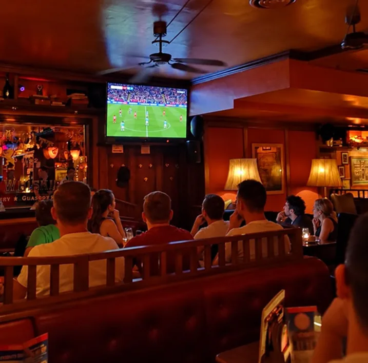 Gäste verfolgen Live-Sport im MABEL'S