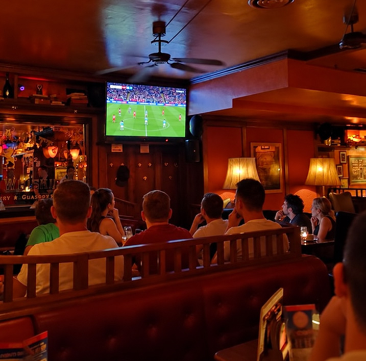 Gäste verfolgen Live-Sport im MABEL'S