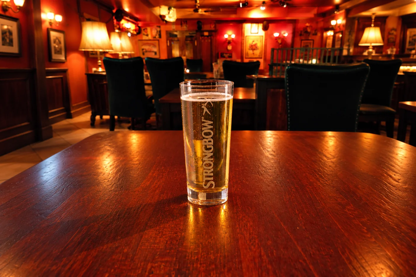 Strongbow Apple Cider auf dem Holztisch im MABEL’S